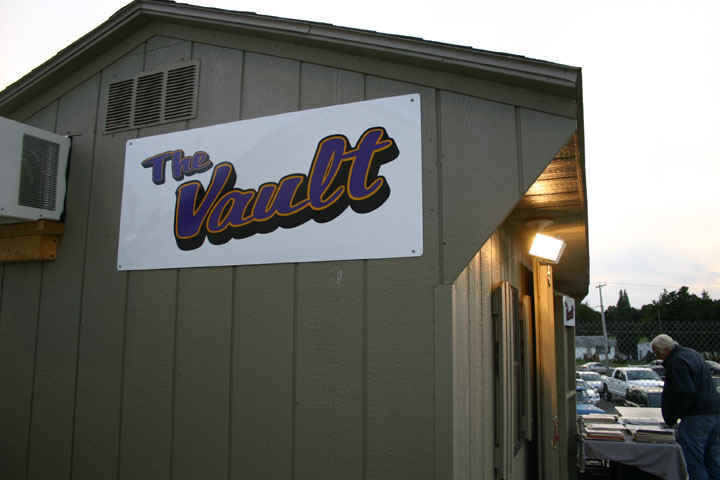 Vault_sign_side.jpg (72935 bytes)