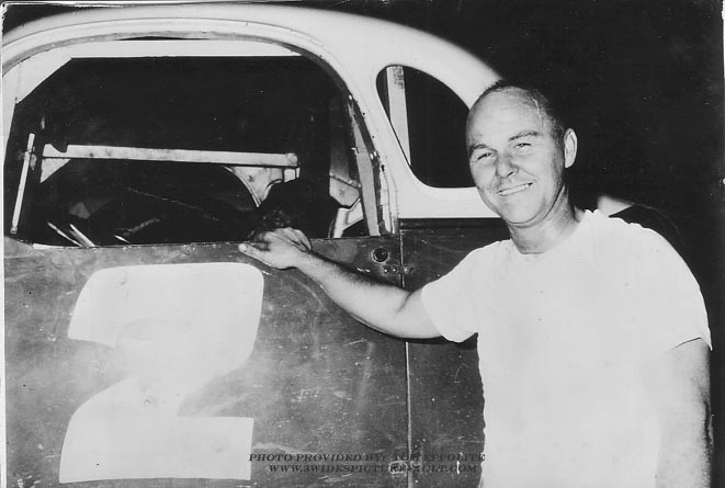 05.25.03_002_SCH_UNK_0060_1.jpg (43964 bytes)