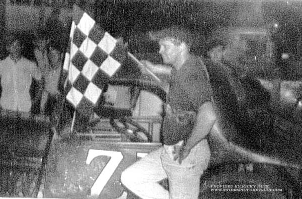 07.06.03__Z1_HEN_UNK_0060_1.jpg (61595 bytes)