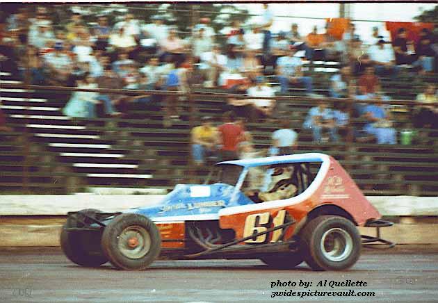 01.04-03_061_COV_EWS_0878_1.jpg (49569 bytes)