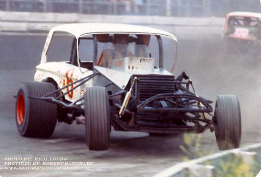 07.22.03__B6_BAN_FLM_0070_2.jpg (52960 bytes)