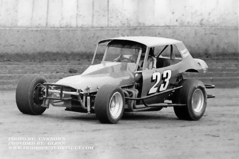 08.24.03_023_ERH_NAZ_0077_1.jpg (59920 bytes)