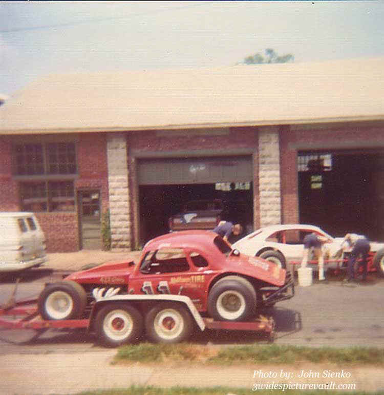 11.23.03_011_HOF_MAT_0070_1.jpg (62086 bytes)