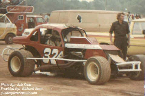 a01.23.04_032_AYE_EWS_0078_1.jpg (17460 bytes)