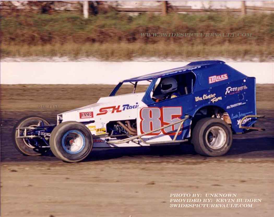 09.13.03_085_HOR_NAZ_0080_1.jpg (57543 bytes)