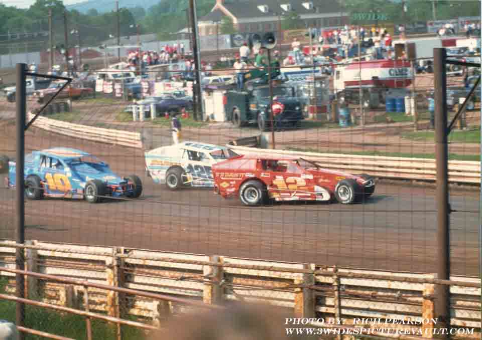 10.19.03_12A_COL_FLM_0086_1.jpg (51182 bytes)