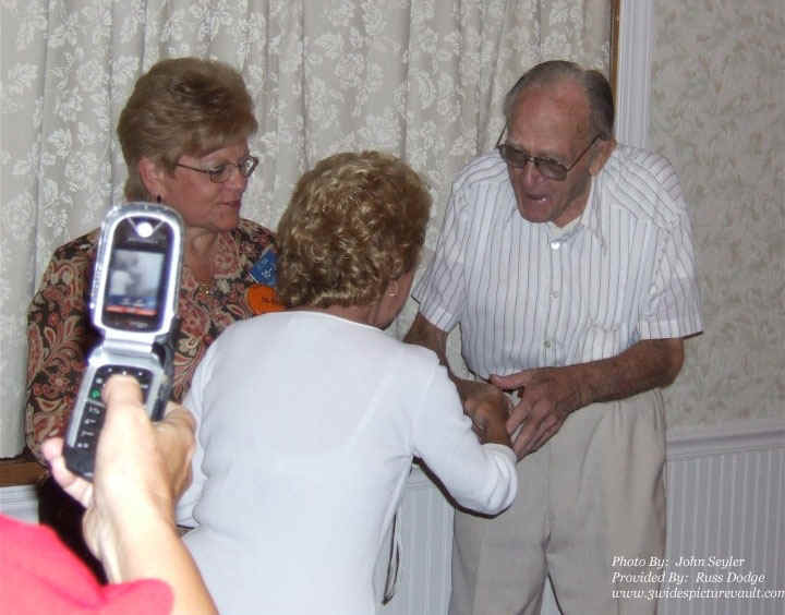 Elton_90_5.jpg (102748 bytes)