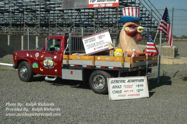 d07.07.07_NES_HOF_chicken.jpg (118419 bytes)