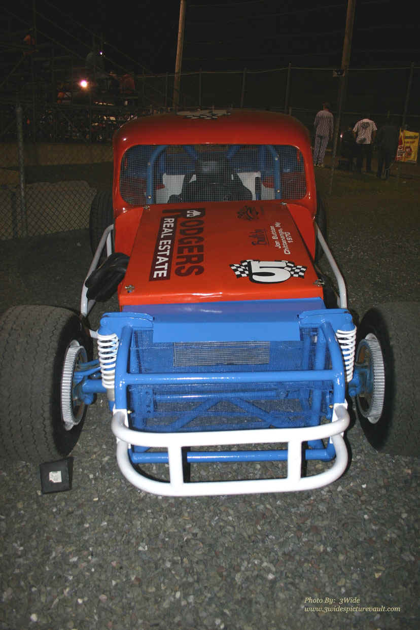 d08.18.07_NES_oo5_Holding.jpg (218515 bytes)