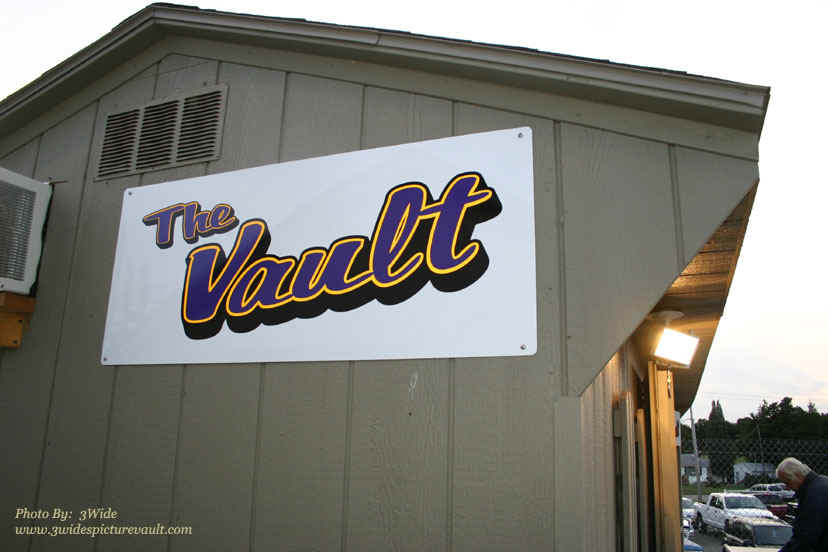 d08.18.07_Vault_Signs.jpg (99684 bytes)