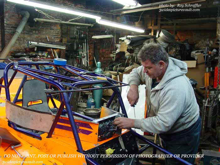 11.19.03_HAG_GAR_EAS_2003_1.jpg (76550 bytes)