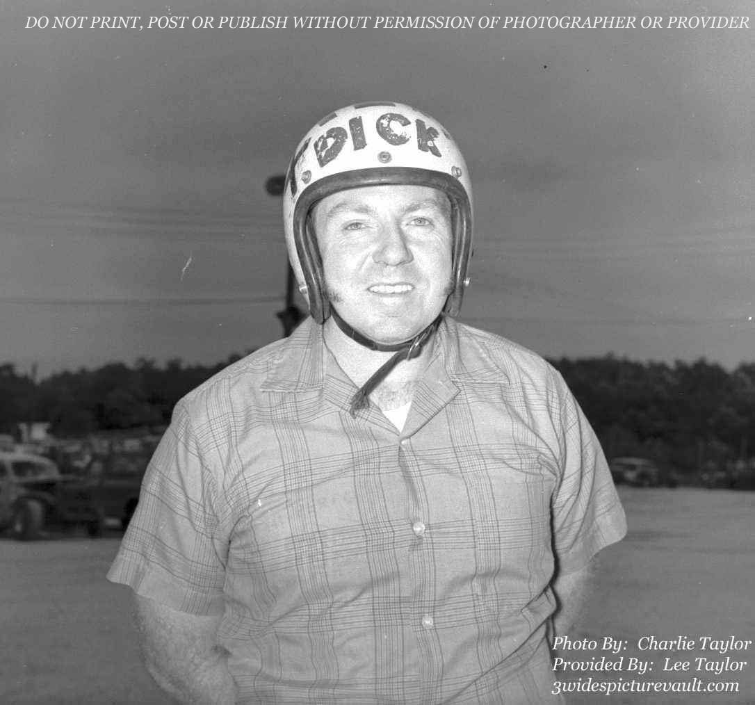 12.29.03_DIC_LEW_WAL_0060_1.jpg (78672 bytes)