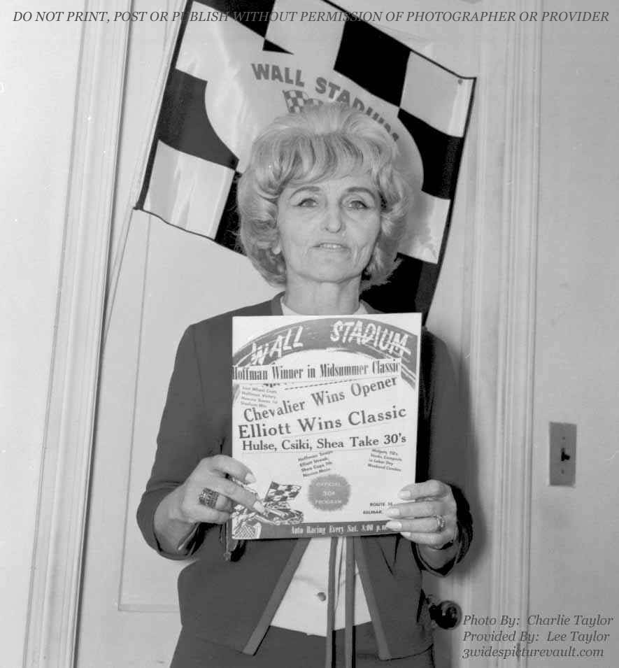 12.29.03_JEN_NIC_WAL_0060_1.jpg (67304 bytes)