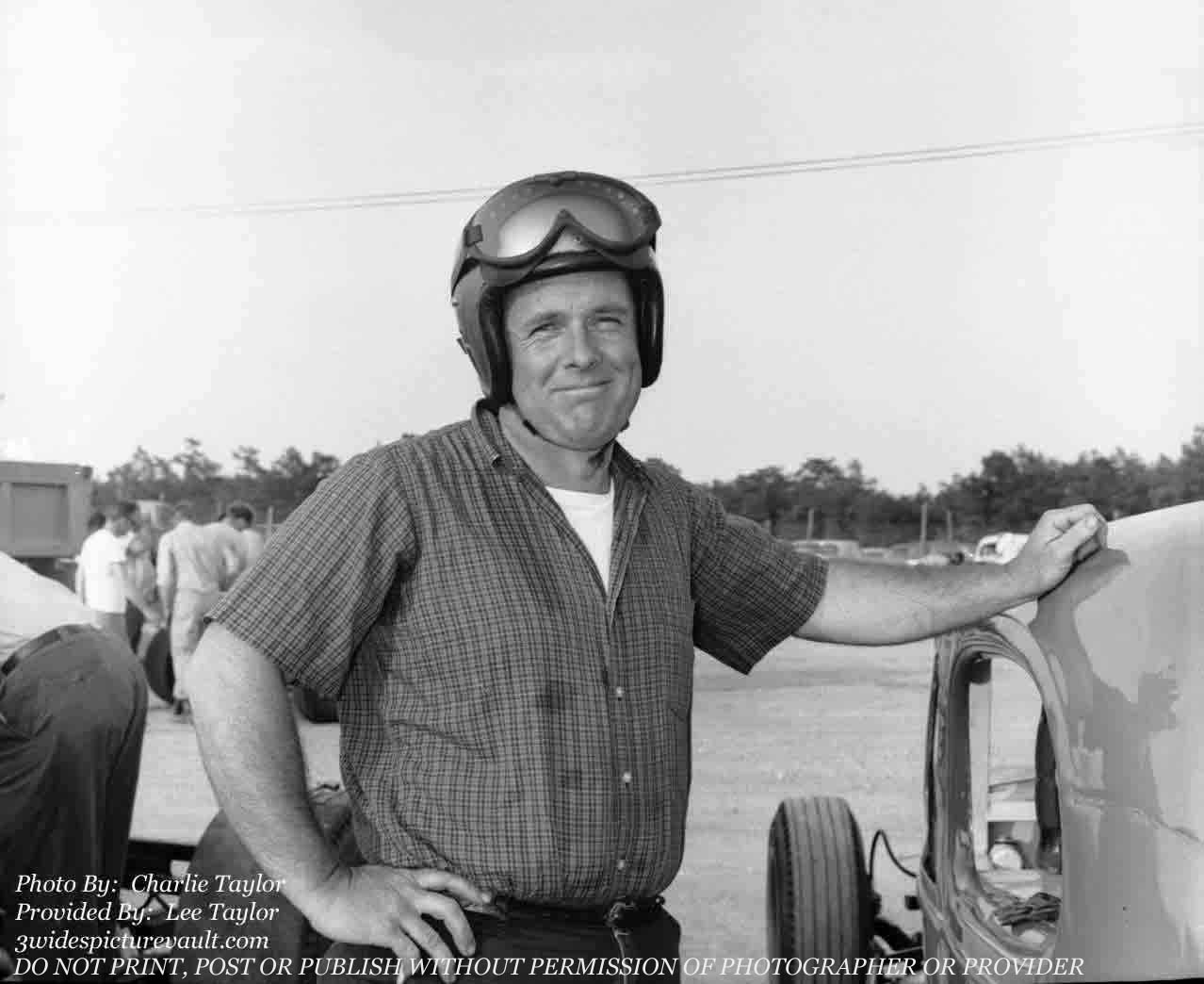 12.29.03_RIC_MAS_WAL_0060_1.jpg (63811 bytes)