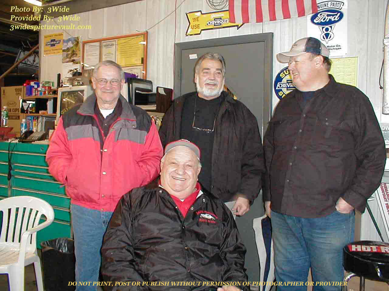 a12.28.04_PIS_GAR_XMS_2004_1.jpg (104665 bytes)