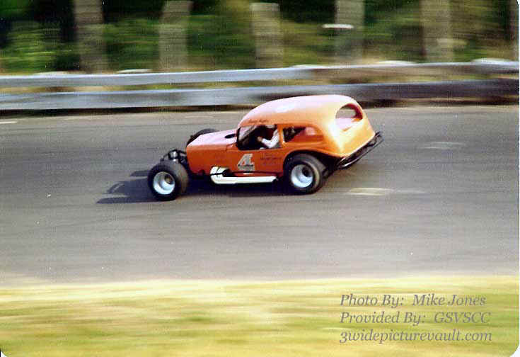 a06.01.04_004_HUG_WAL_0070G_1.jpg (32970 bytes)