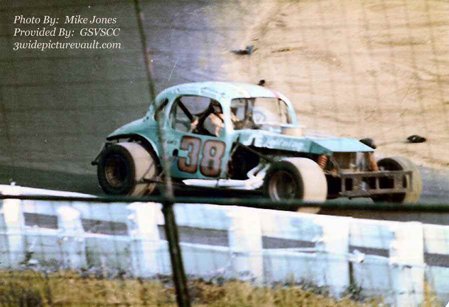 a06.01.04_038_MAS_WAL_0070G_1.jpg (61554 bytes)