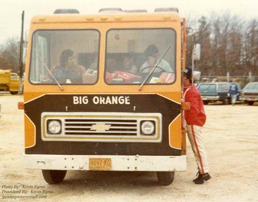 c11.08_06_061_EVA_WAL_0077H_2.jpg (158906 bytes)