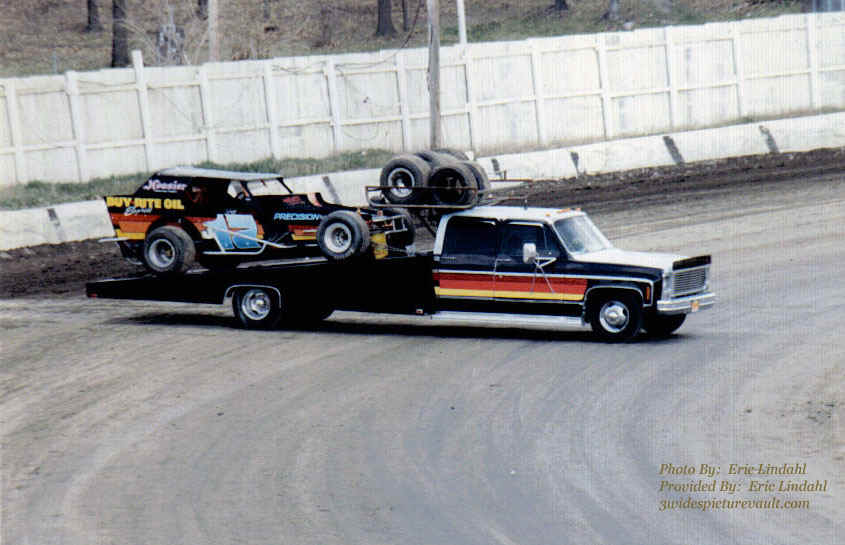 d02.24.07_017_HOE_MID_0084_1.jpg (120076 bytes)