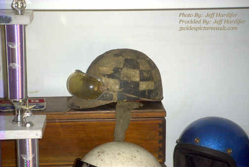 helmet_c11.18.06.jpg (50614 bytes)