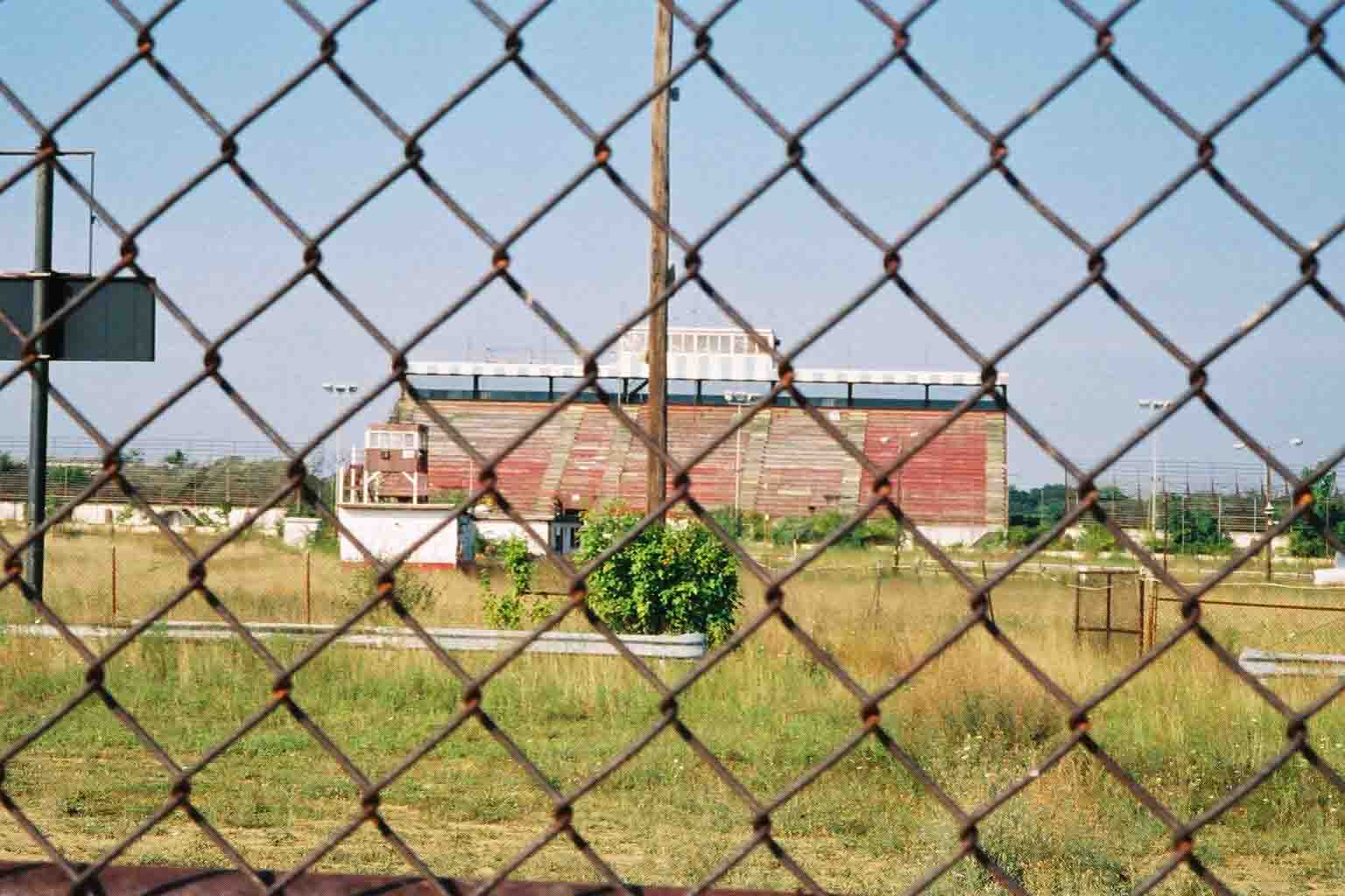 01.10.03_PEN_NAT_BLE_2002_1.jpg (110915 bytes)