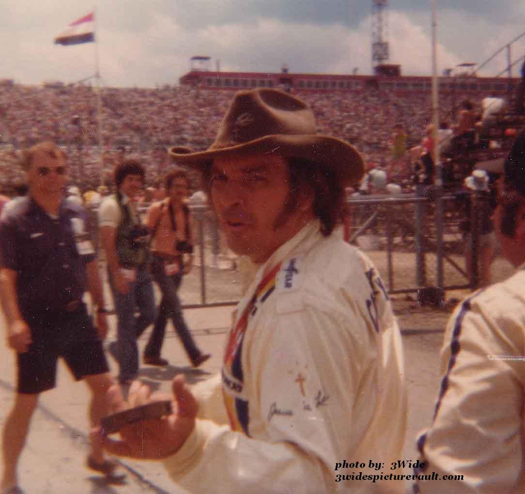 12.08.02_JAN_OPP_POC_0070_1.jpg (53892 bytes)