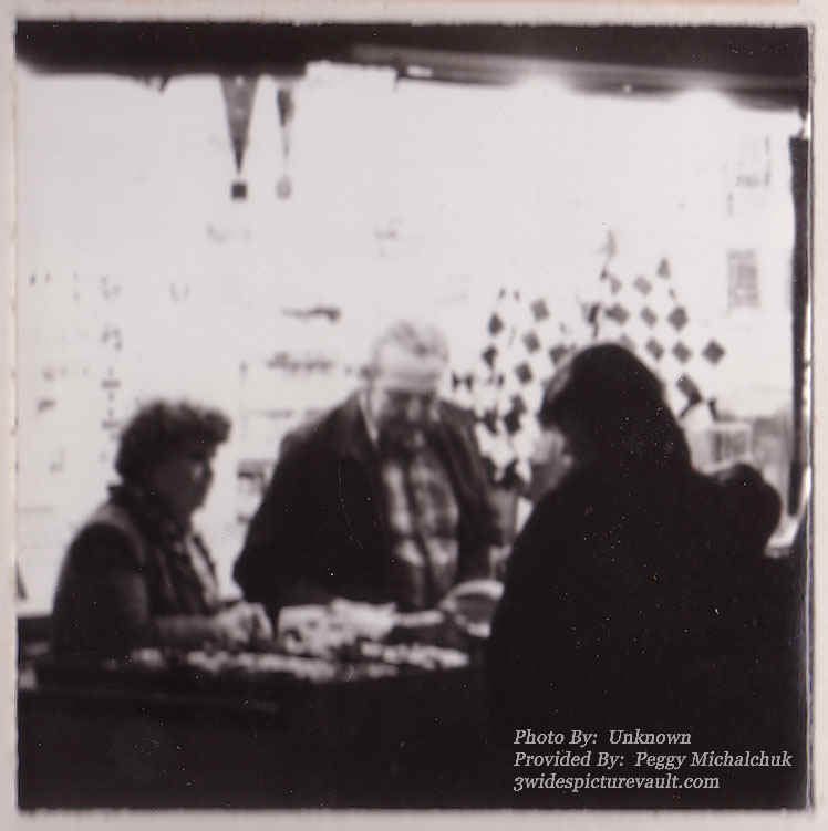 a11.14.04__OTT_NOV_FLM_0070_1.jpg (77931 bytes)