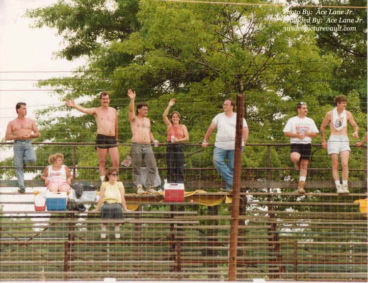 c06.07.06_TOP_ROW_FLM_0080_1.jpg (121535 bytes)